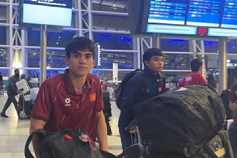 Đội trưởng Khuất Văn Khang và các đồng đội U23 Việt Nam lên đường về nước. (Ảnh: VFF).