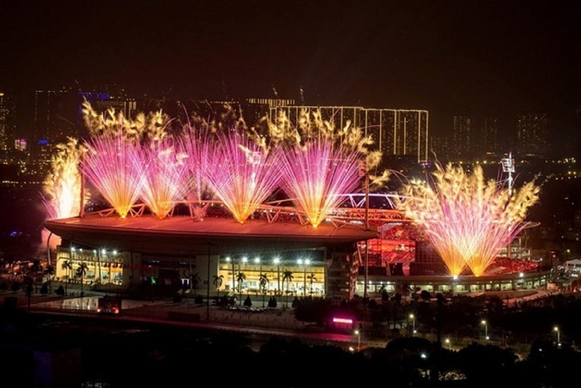 Pháo hoa hình bông lúa nở rộ trên bầu trời Thủ đô đêm 23/1