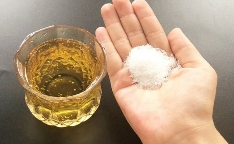 Việc thả chút muối vào cốc bia, tưởng chừng là hành động ngẫu hứng, nhưng thực chất lại có cơ sở khoa học, kinh nghiệm văn hóa và tác dụng rõ ràng trong việc làm dịu vị đắng, hạn chế bọt, giảm đầy hơi và tăng cảm giác sảng khoái khi uống.