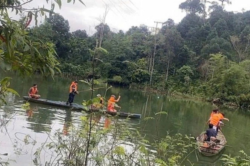 Lực lượng chức năng tìm kiếm nạn nhân vụ lật ghe ở xã Nam Trà My, Đà Nẵng vào ngày 4/1. Ảnh: Dân Trí