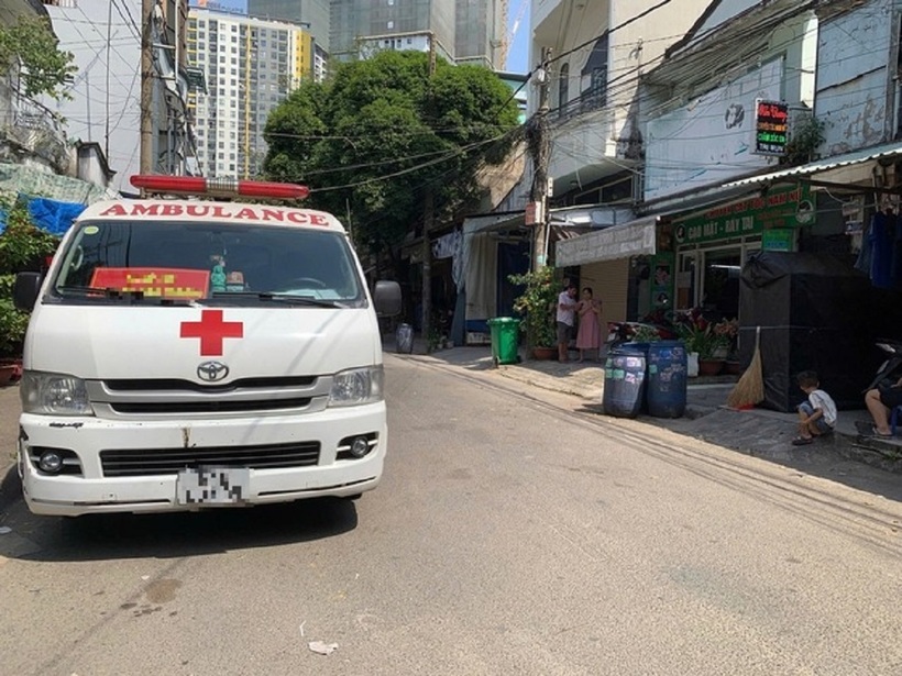 Xe cứu thương đến hiện trường. Ảnh: Thanh Niên