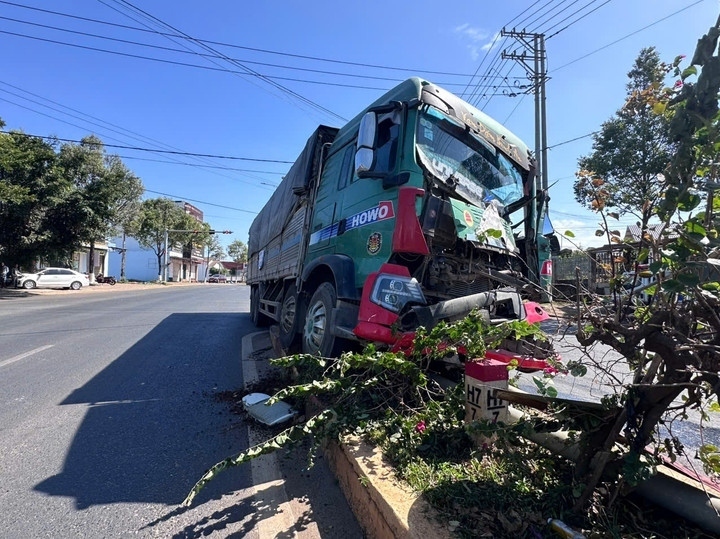Xe tải chở vật liệu gây nên vụ tai nạn liên hoàn trên đường tránh phía Tây Buôn Ma Thuột. (Ảnh: VTC News).