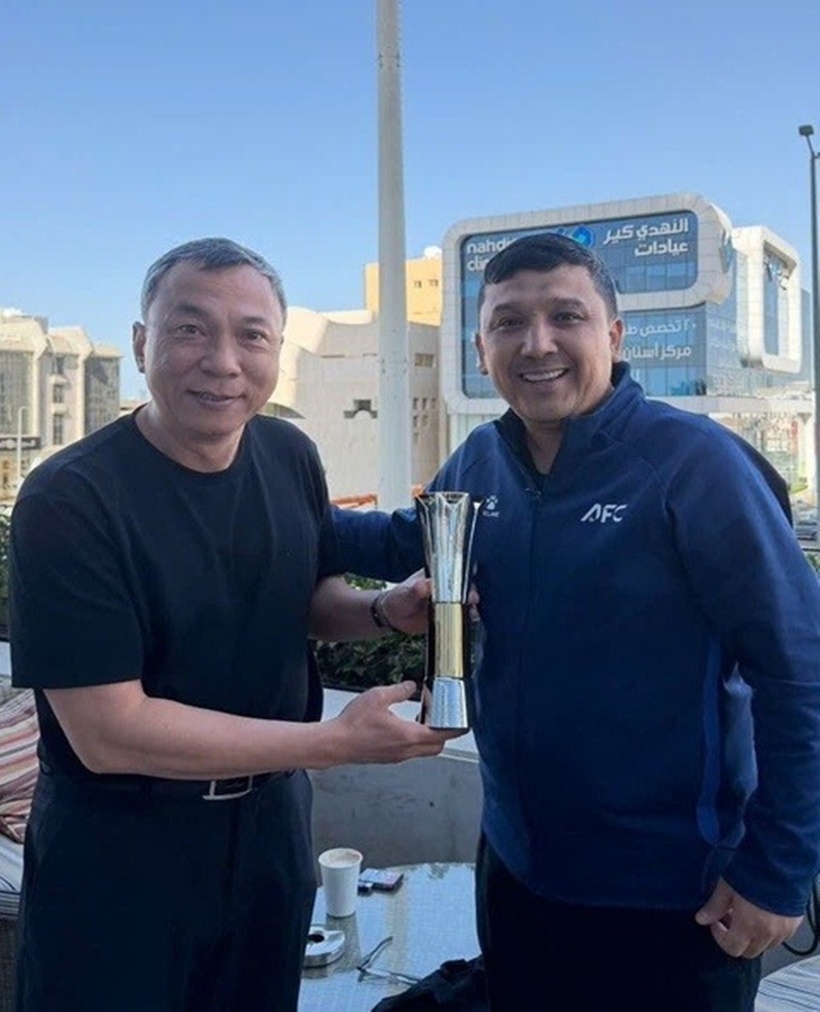 Đại diện AFC trao danh hiệu cao quý cho Chủ tịch Trần Quốc Tuấn. (Ảnh: Znews)