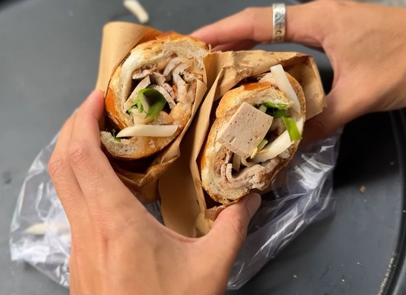 Chiếc bánh mì Bảy Hổ giá 24.000 đồng. Ảnh: YouTube Cez and Gaz