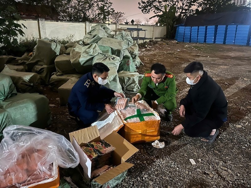  Thu giữ hơn 10 tấn thực phẩm đông lạnh gồm lạp xưởng, nầm heo, tràng trứng không rõ nguồn gốc - 1