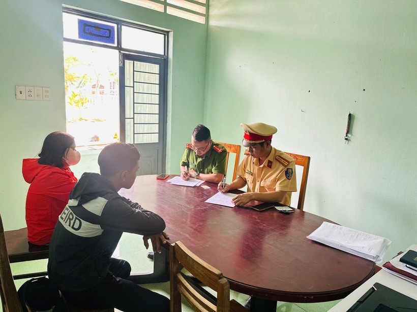 Lực lượng Công an làm việc với nam sinh điều khiển bốc đầu rồi đăng clip lên Facebook. Ảnh: Báo Gia Lai