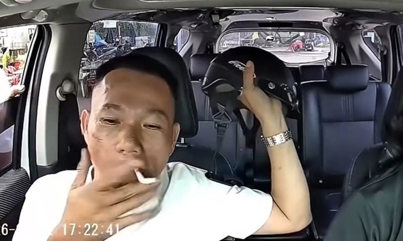 Trương Đông Ý dùng mũ bảo hiểm đập làm hư hỏng màn hình tích hợp camera trong xe và đánh vào mặt tài xế. Ảnh: Báo Người lao động.