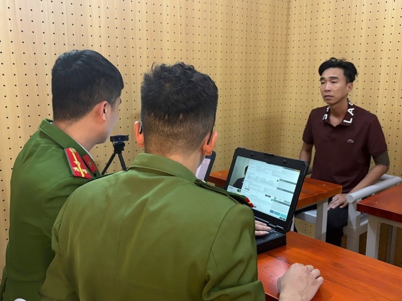 Lê Tấn Tài tại cơ quan điều tra. Ảnh: VietNamnet