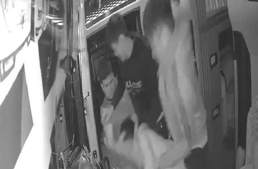 Nhóm đối tượng lạ mặt lao vào tấn công nhân viên nhà xe. Ảnh: Phụ nữ TP.HCM.