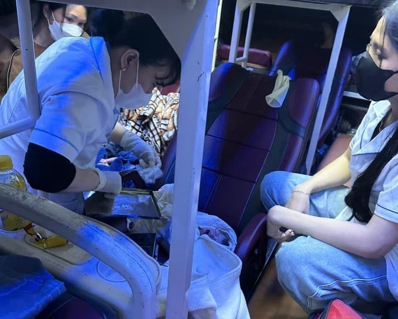 Sản phụ mang song thai được hỗ trợ đẻ trên xe khách. Ảnh: VietNamNet.