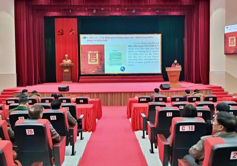 Bà Nguyễn Thị Mai - Chủ tịch Hội Luật gia Tp.Hải Phòng phổ biến các nội dung quan trọng của Luật Bầu cử tại hội nghị.