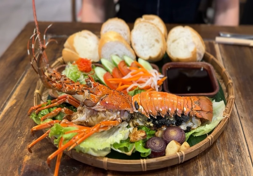 Suất bánh mỳ với giá hơn 1 triệu đồng có tôm hùm và trứng cá hồi. Ảnh: YouTube Cez and Gaz