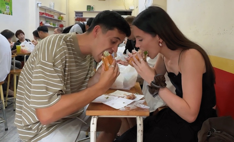 Cặp đôi liên tục gật gù khi thưởng thức bánh mì Việt Nam. Ảnh: YouTube Cez and Gaz