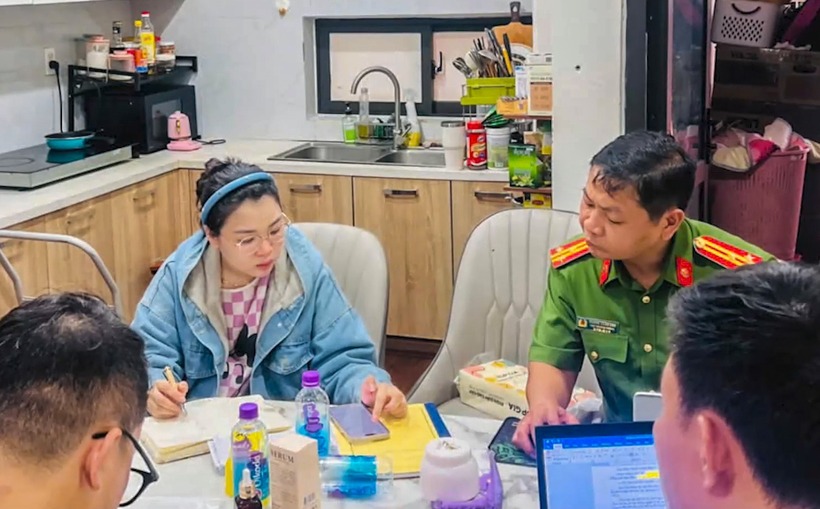 Hồ Thị Dung Thoa làm việc với công an. Ảnh: PLO.