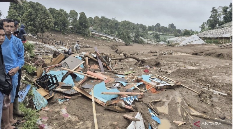 Ngôi làng bị chôn vùi bởi bùn đất tại Indonesia. Ảnh: Antara