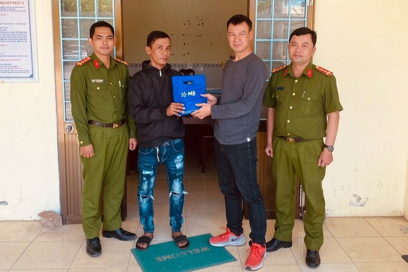 Công an xã Tài Văn chứng kiến việc hoàn trả số tiền 4,9 tỷ đồng do chuyển khoản nhầm. (Ảnh: Công an xã Tài Văn)