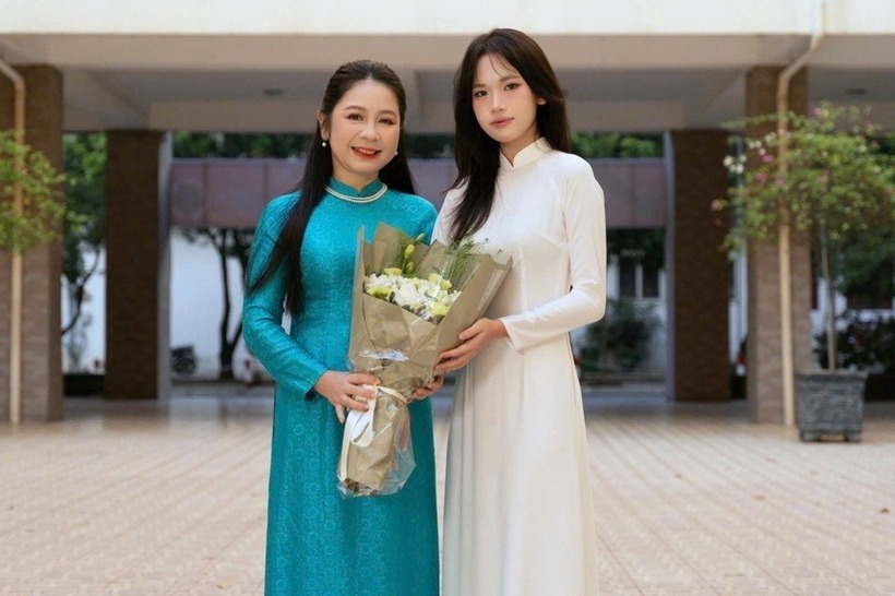 Võ Thùy Trang và cô giáo chủ nhiệm Nguyễn Vĩnh Hà.