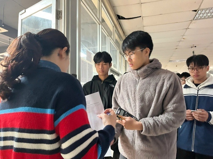 Các thí sinh tham dự kỳ thi đánh giá tư duy của ĐH Bách khoa Hà Nội. Ảnh: Người Lao Động.