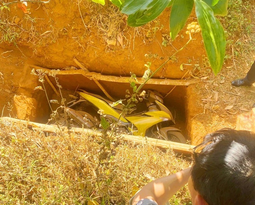 Chiếc xe máy được chôn dưới hố đào hình chữ nhật, sâu khoảng 1m. Ảnh: PLO.