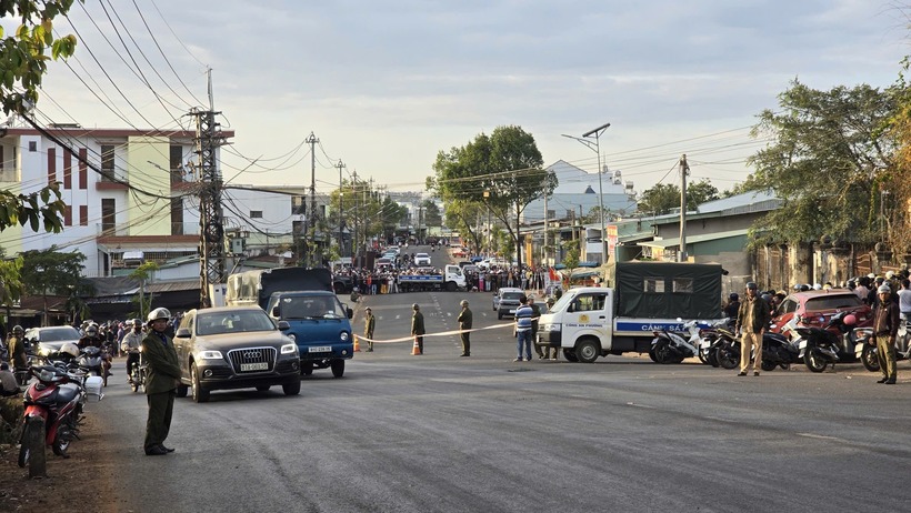 Sự việc thu hút nhiều người dân hiếu kỳ tụ tập đến theo dõi. Ảnh: PLO.