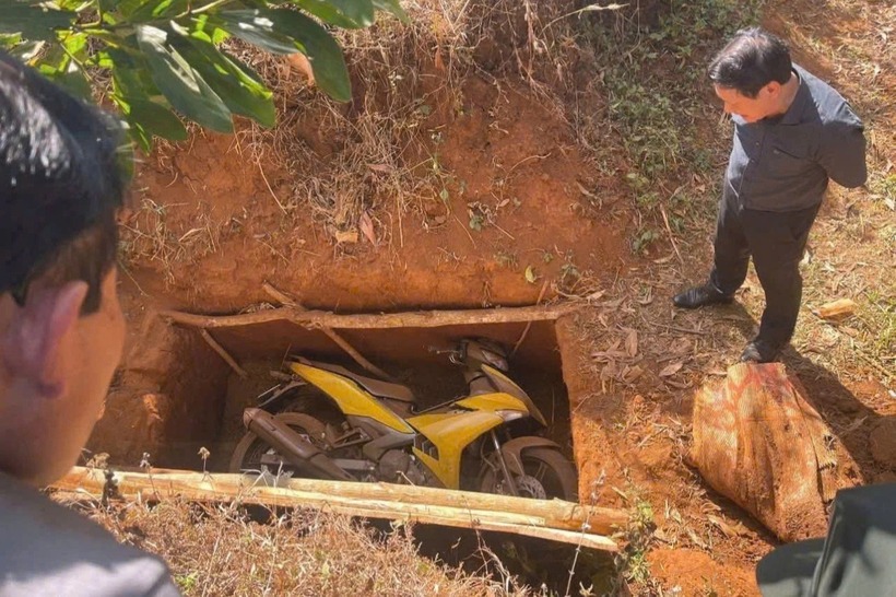 Hai nghi phạm cướp được cho là giấu xe máy dưới hố, cách hiện trường 5km. (Ảnh: Công an Gia Lai)