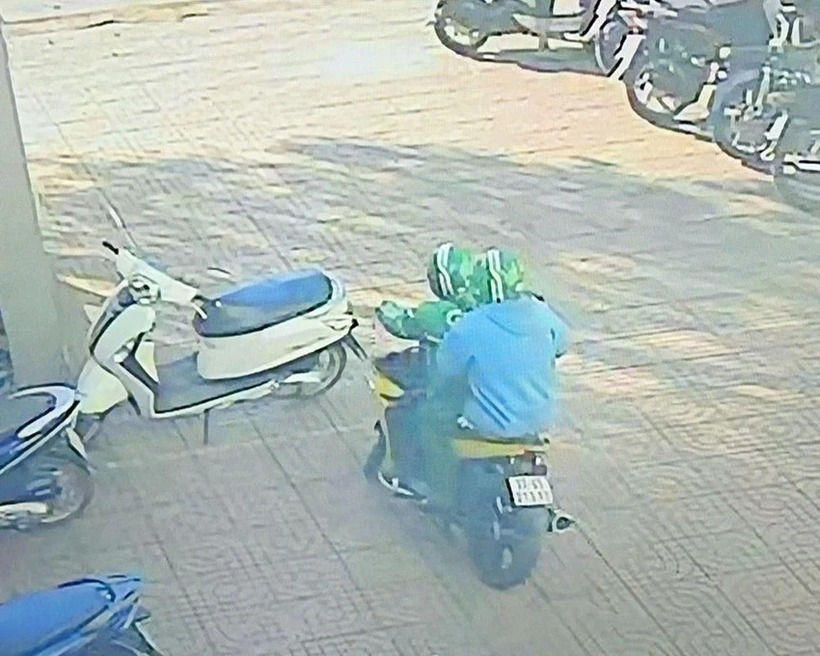 Hai nghi phạm bỏ trốn trên chiếc Exciter màu vàng đen. (Ảnh: Pháp luật TP.HCM)