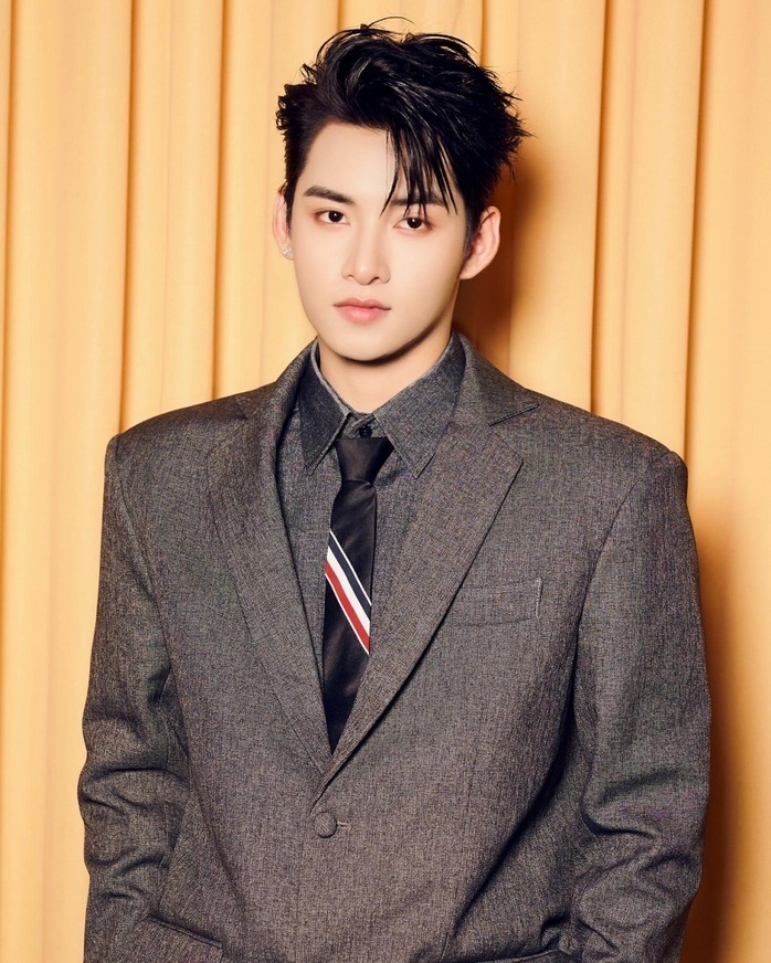 Hùng Huỳnh tham dự nhiều sự kiện Vbiz, là gương mặt quảng cáo của nhiều nhãn hàng.