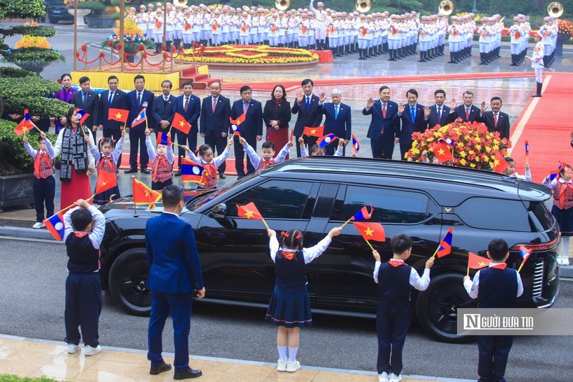 Xe chở Tổng Bí thư, Chủ tịch nước Lào Thongloun Sisoulith cùng Phu nhân tiến vào Phủ Chủ tịch.