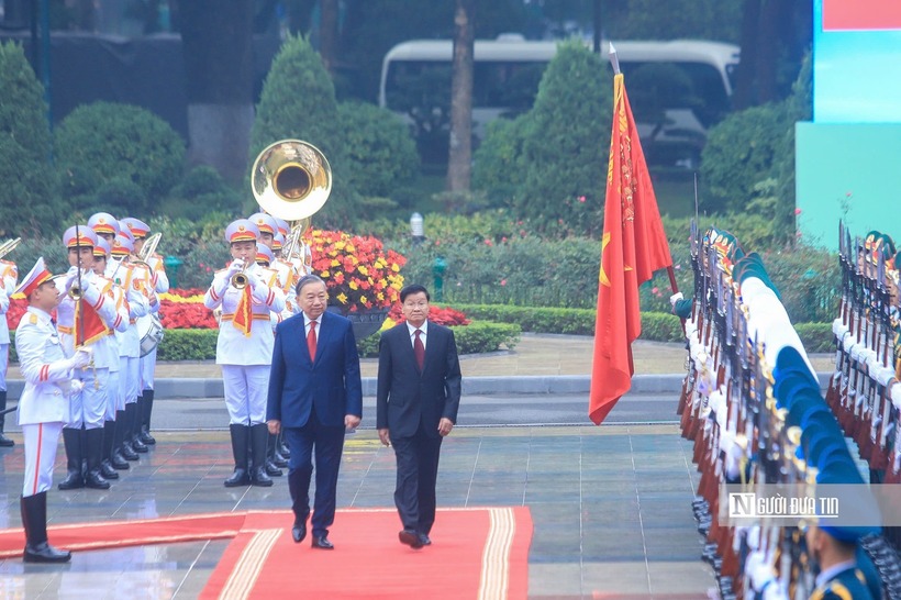 Tổng Bí thư Tô Lâm mời Tổng Bí thư, Chủ tịch nước Lào Thongloun Sisoulith duyệt Đội Danh dự Quân đội nhân dân Việt Nam.