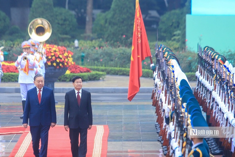Tổng Bí thư Tô Lâm mời Tổng Bí thư, Chủ tịch nước Lào Thongloun Sisoulith duyệt Đội Danh dự Quân đội nhân dân Việt Nam.