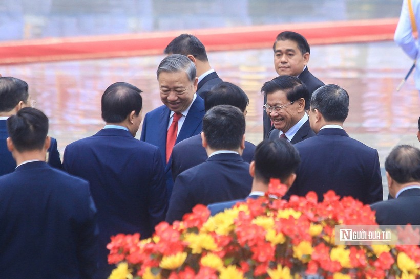 Hai nhà lãnh đạo giới thiệu các quan chức tham dự lễ đón.