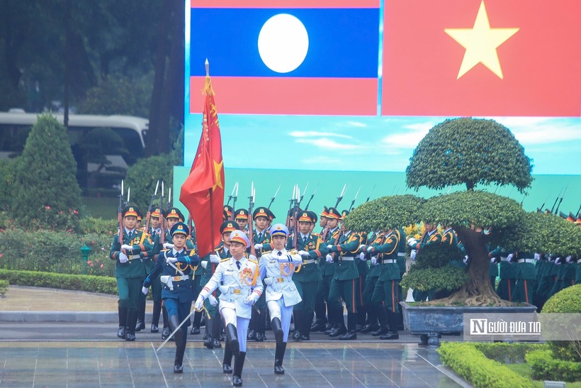 Đội Danh dự Quân đội nhân dân Việt Nam duyệt đội ngũ chào mừng.