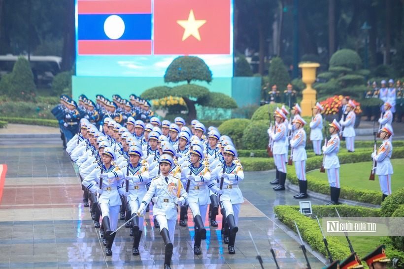 Đội Danh dự Quân đội nhân dân Việt Nam duyệt đội ngũ chào mừng.