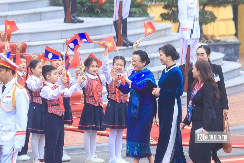 Phu nhân Ngô Phương Ly và Phu nhân Naly Sisoulith.