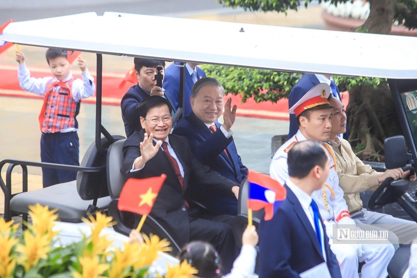 Ngay sau Lễ đón, Tổng Bí thư Tô Lâm cùng Đoàn đại biểu cấp cao Việt Nam và Tổng Bí thư, Chủ tịch nước Lào Thongloun Sisoulith cùng Đoàn đại biểu cấp cao Lào tiến hành hội đàm tại Trụ sở Trung ương Đảng.