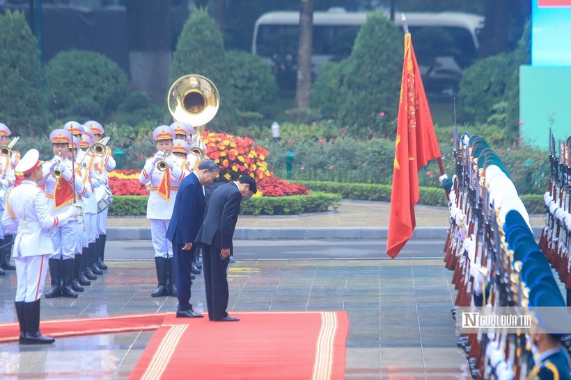 Tổng Bí thư Tô Lâm mời Tổng Bí thư, Chủ tịch nước Lào Thongloun Sisoulith duyệt Đội Danh dự Quân đội nhân dân Việt Nam.