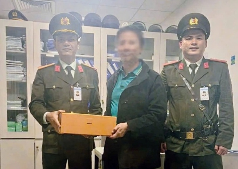 Lực lượng An ninh sân bay Phú Bài trao trả lại tài sản trị giá 450 triệu đồng cho hành khách. (Ảnh: PA08 Công an TP.Huế)