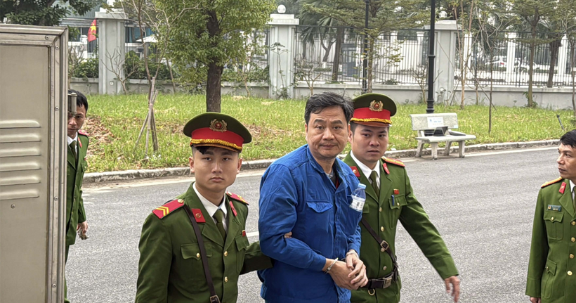 Cảnh sát dẫn giải các bị cáo đến tòa vào sáng 26/1.