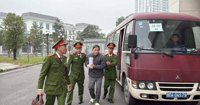 Cảnh sát dẫn giải các bị cáo đến tòa vào sáng 26/1.