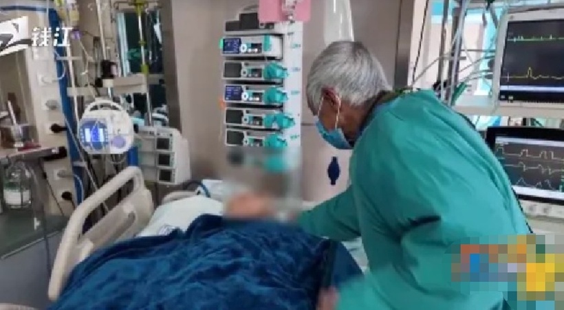 Mỗi lần vào ICU, cụ Trần đều nắm tay vợ, khẽ thì thầm những câu chuyện đời thường. Ảnh: Sina.