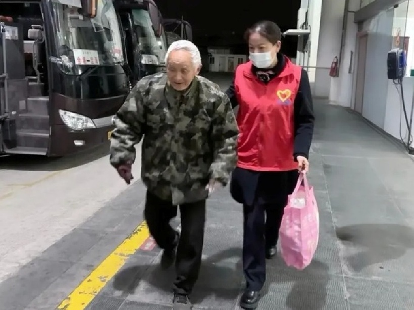 Cụ ông 81 tuổi kiên trì vượt 100km mỗi ngày thăm vợ ở phòng hồi sức tích cực. Ảnh: Sina