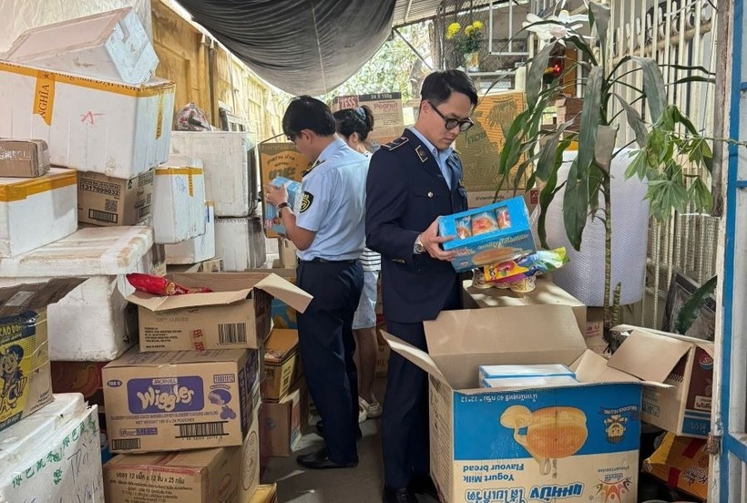 Đà Nẵng phát hiện hơn 1.300 sản phẩm bánh kẹo không rõ nguồn gốc trước Tết. (Ảnh: Quản lý thị trường)