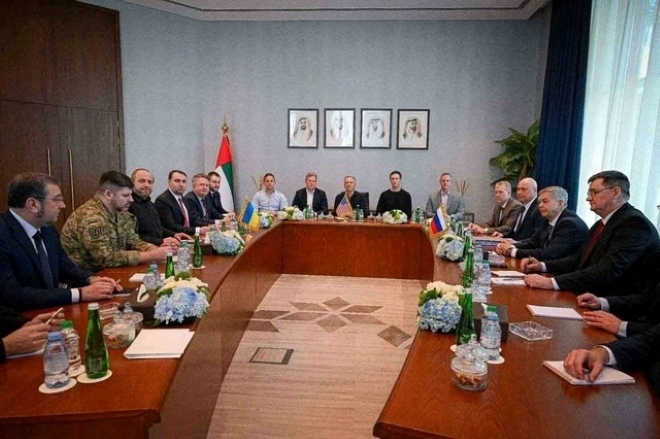 Phái đoàn Mỹ, Nga, Ukraine đàm phán tại UAE ngày 24/1. Ảnh: Reuters