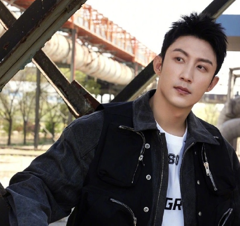 Hoàng Cảnh Du vốn yêu thích tìm hiểu về không gian, vũ trụ. (Ảnh: Weibo)