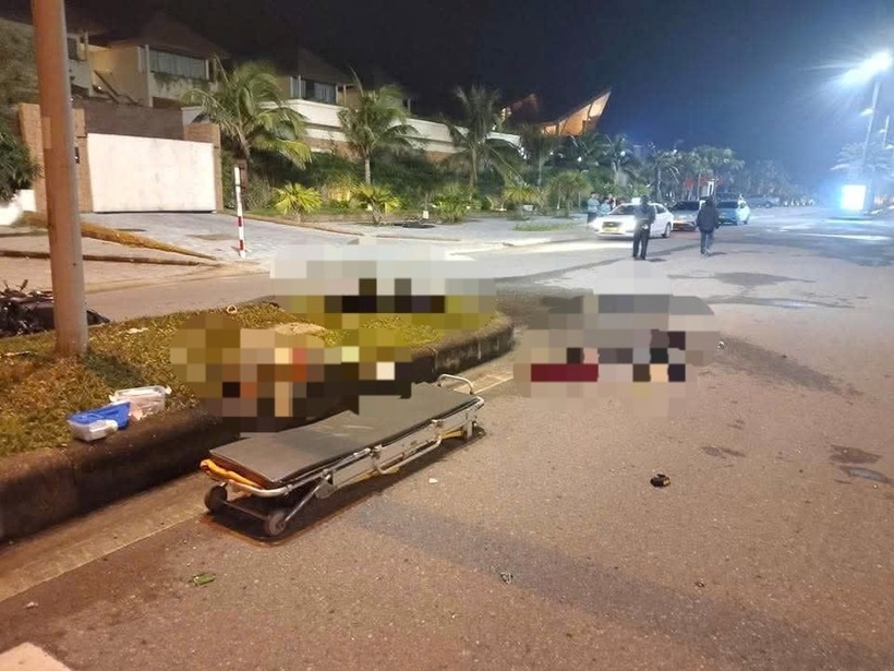 Hiện trường nơi người dân phát hiện 3 người tử vong trên một tuyến đường chính ở phường Đồng Hới, tỉnh Quảng Trị. Ảnh: Dân Việt