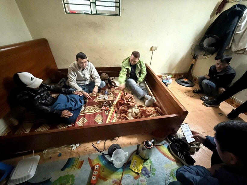 Các đối tượng tại nhà Đỗ Quốc Đạt. Ảnh: Công an TP Hải Phòng.