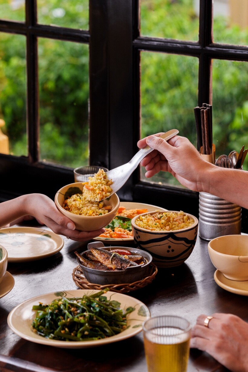 Bữa ăn tại Quán Bụi gợi lại không khí mâm cơm gia đình, nơi thực khách cùng chia sẻ món ăn và câu chuyện đời thường (Nguồn ảnh: Quán Bụi)