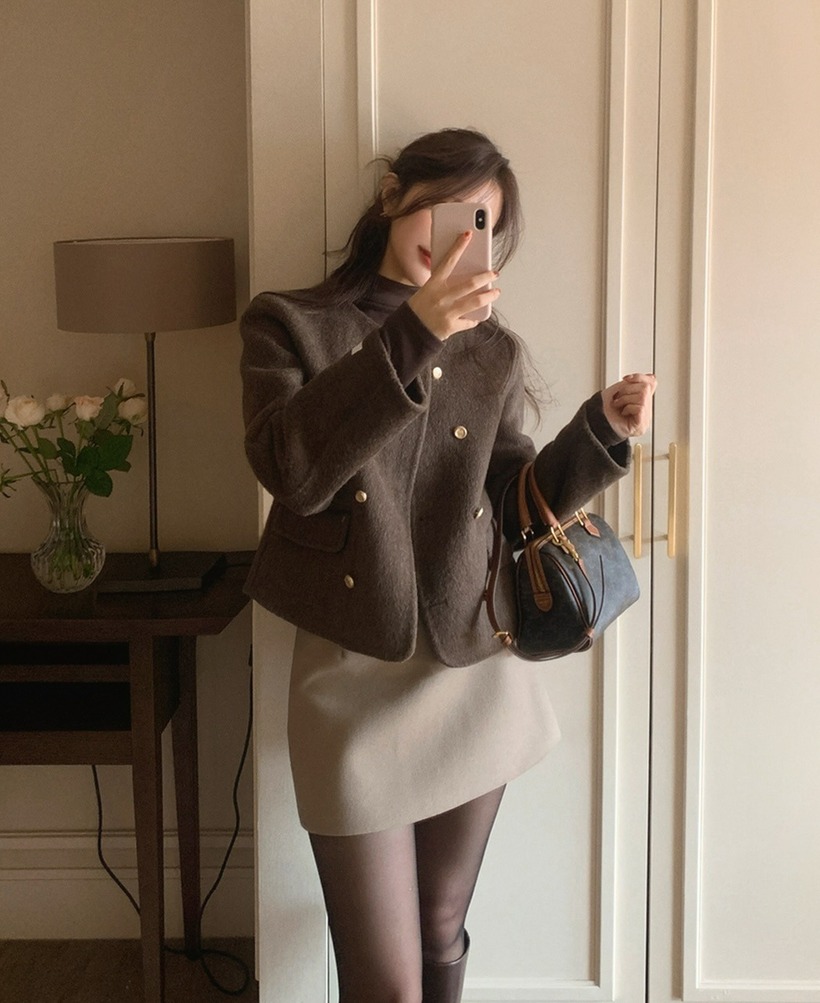 Áo khoác dạ ngắn luôn nằm trong danh sách "must-have" của người thấp.