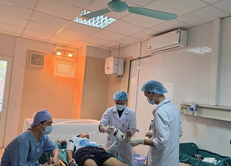 Bệnh nhi phải cắt cụt các đốt ngón tay bị dập nát do pháo nổ. Ảnh: Báo Thanh Hoá.