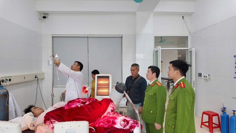 Công an đặc khu Cô Tô đưa người bị nạn đi cấp cứu. Ảnh: SK& ĐS.